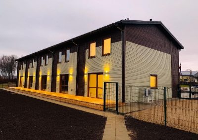 AS “Siguldas Būvmeistars” sadarbojoties ar SIA “KOKAPSTRĀDE 98 HOUSES” ir radījusi Siguldā vēl nebijušu projektu – piecu dzīvokļu koka paneļu māju