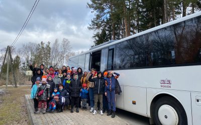 Ukrainas bēgļu bērniem bija iespēja apmeklēt Līgatni un iztrakoties Tīklu parkā